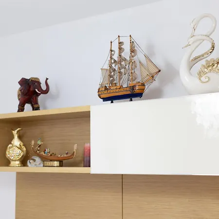 Kler-elegant Ali Demi *